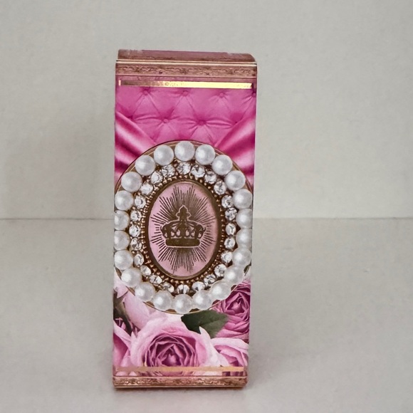 A silky-smooth lipstick with a luminous, dewy finish. - Picture 6 of 6